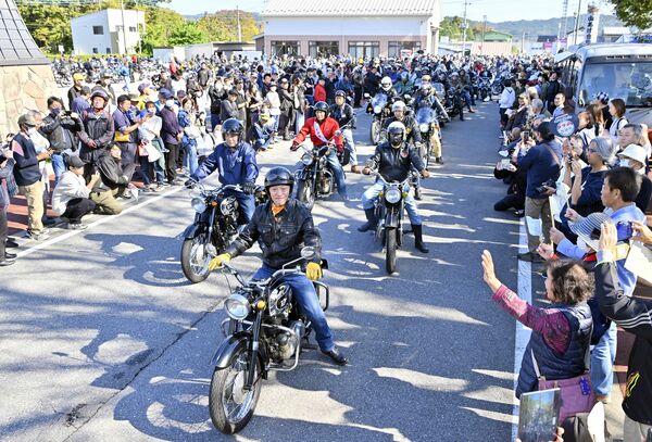 多くの観客に見守られ山あげ会館を出発するメグロ愛好家ら=3日午後0時30分、那須烏山市金井2丁目、磯真奈美撮影