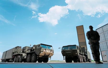 　米軍岩国基地に展開した中距離ミサイル発射装置「タイフォン」＝１５日、山口県岩国市