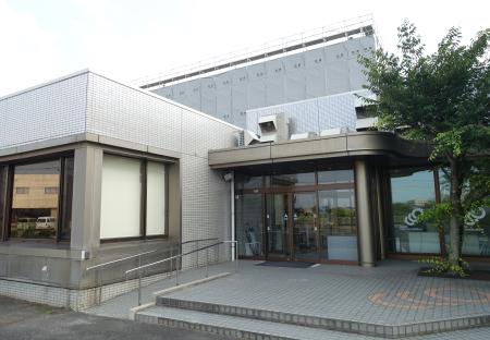 中海テレビ放送の本社。後ろの工事中の建物は、２０２６年春に稼働予定の新社屋だ＝２０２５年７月、鳥取県米子市