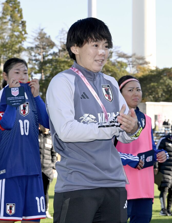 試合後、手話を交えてスタンドにあいさつする主将・伊東（手前）＝福島県広野町のＪヴィレッジスタジアム、森田大地撮影