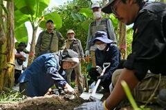 「玉砕の島」で遺骨収集、米粒ささげる遺族