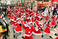 オリオン通りにサンタ100人、華麗にパレード　クリスマスイブに宇都宮で初開催