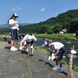 箒川をリフレッシュ　塩原小中の児童生徒らが除草作業　マスつかみも楽しむ