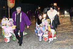 稚児、晴れ着で行列先導