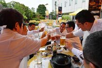 ビアガーデン２カ月遅れで開店