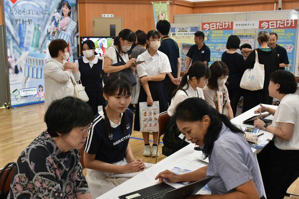 大勢の中学生や保護者が訪れた県高校進学フェア＝14日午前、栃木市片柳町２丁目
