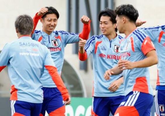 チュニジア戦に向け調整する伊藤(奥左)と中村ら=ナッシュビル近郊(共同)