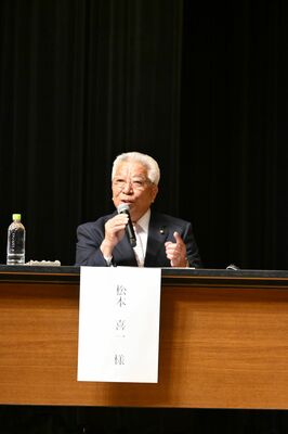 公開討論会に臨む松本氏