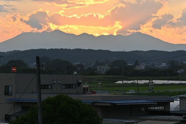 夕日に照らされる西側の山々