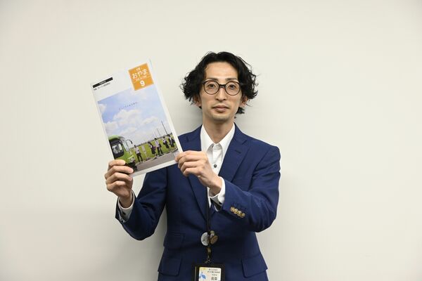入選した「広報おやま」を持つ若菜さん