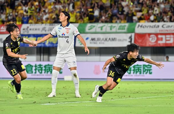 後半22分、同点ゴールを決め駆け出す栃木ＳＣのＦＷ山田（右）＝カンセキスタジアムとちぎ
