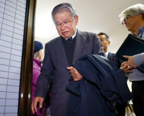 　沖縄１区で敗北し、事務所から引き揚げる共産党の赤嶺政賢氏＝８日深夜、那覇市