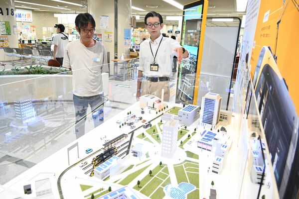 展示されているジオラマ模型＝２９日午前、宇都宮市役所