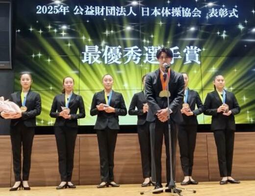 　日本体操協会の祝勝会であいさつする男子の橋本大輝（手前）と新体操代表メンバー＝２日、東京都内