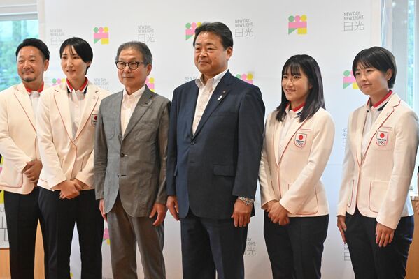粉川市長を表敬訪問したさくらジャパンの（右から）田中、狐塚と中村（左から２人目）ら＝日光市役所