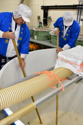 櫂棒を操り仕込み作業を行う蔵人たち=17日午前、大田原市蛭畑