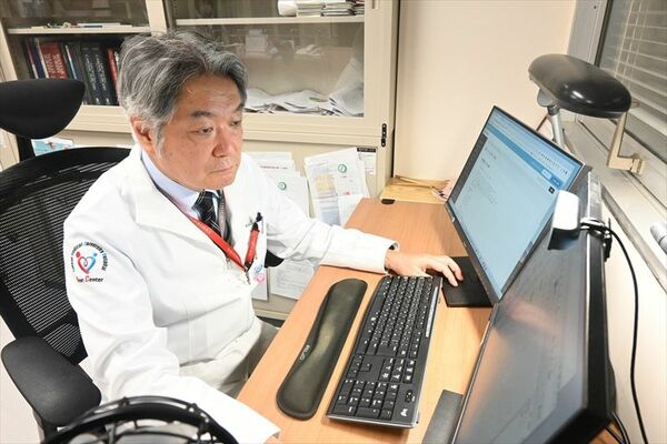 更新したシステムで医師らの勤務時間を確認する獨協医大の福田副院長＝壬生町北小林