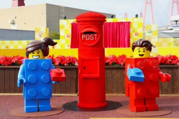 　「レゴランド・ジャパン」のレゴブロック製ポスト（中央）（レゴランド・ジャパン提供、（Ｃ）２０２５　Ｔｈｅ　ＬＥＧＯ　Ｇｒｏｕｐ．）