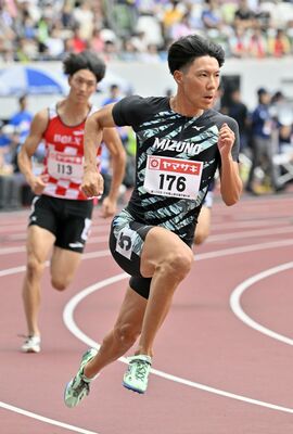 45秒42で予選を突破し、決勝に駒を進めた佐藤風＝国立競技場、広瀬華撮影