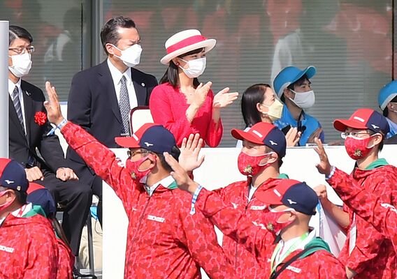 総合閉会式で行進する本県選手団に拍手を送られる秋篠宮家の次女佳子さま＝11日午前10時５分、カンセキスタジアムとちぎ