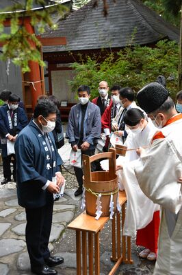 参列者に分け与えられた神水