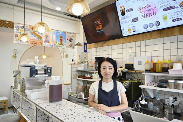 店内のカウンターに立つ軽部さん