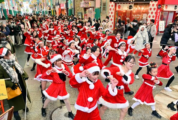 パレードで華麗なダンスを披露する出演者たち＝24日午後２時５分、宇都宮市曲師町
