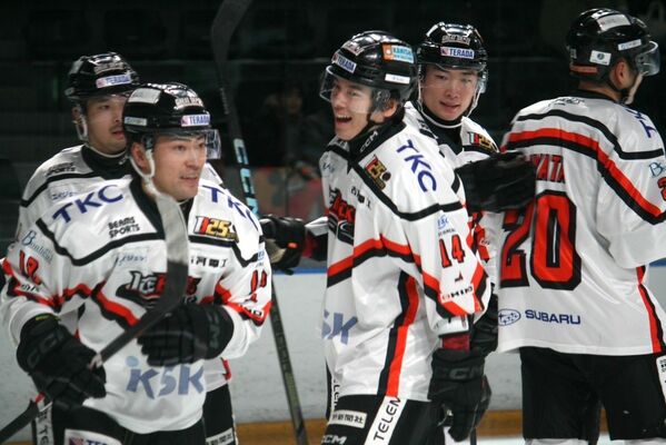 第２ピリオド６分、バックスのＦＷ古橋（手前左）の得点を喜ぶ選手たち＝青森県八戸市のフラット八戸