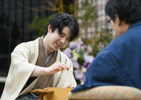 将棋の第38期竜王戦7番勝負第4局で佐々木勇気八段を破り、5連覇を果たした藤井聡太竜王。史上最年少で永世三冠を達成した=13日夜、京都市