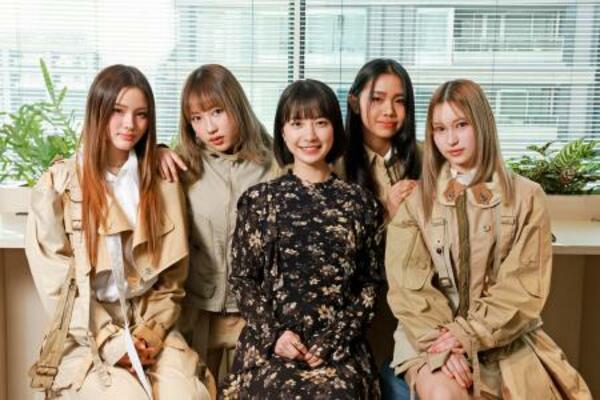 　藤崎ゆみあ（中央）と「美麗」の４人