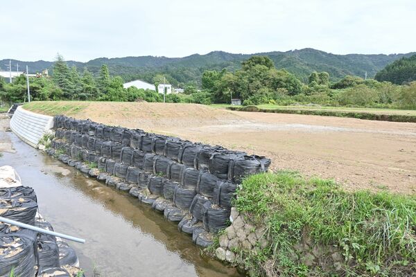 小曽戸川沿いに整備中の調節池＝７日午後、佐野市築地町