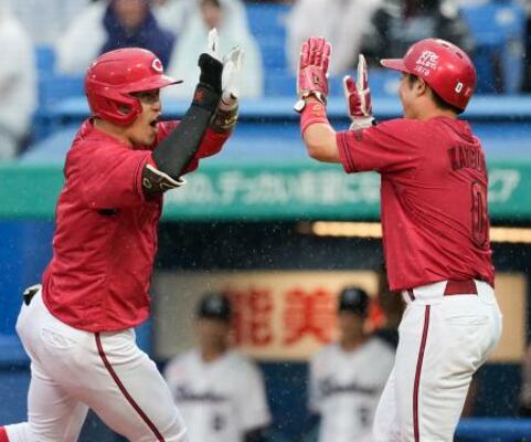 5回広島無死一塁、代打小園が右越え2ランを放つ=神宮