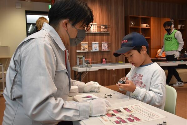 ミニカー作りに挑戦する児童＝28日午前、宇都宮市内