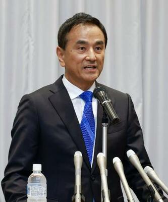 記者会見で来年2月の山口県知事選に立候補する意向を表明した村岡嗣政知事=26日午後、山口市