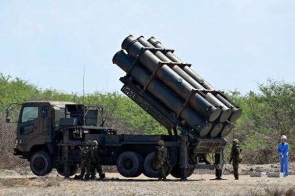　８８式地対艦誘導弾の発射準備をする自衛隊員ら＝６日、フィリピン・パオアイ（共同）