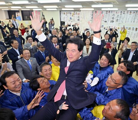 ６選が確実となり支持者に胴上げされる佐藤栄一氏＝17日午後７時10分、宇都宮市不動前１丁目