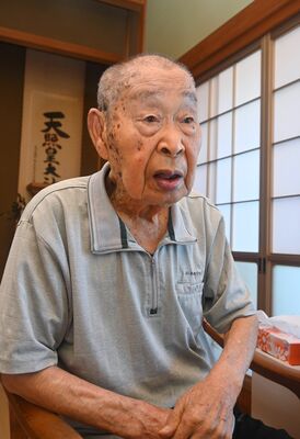 「歴史を伝えていかないかん」と爆発事故に思いをはせる小松敏彦さん＝７月２２日、高知県香南市夜須町手結山の自宅
