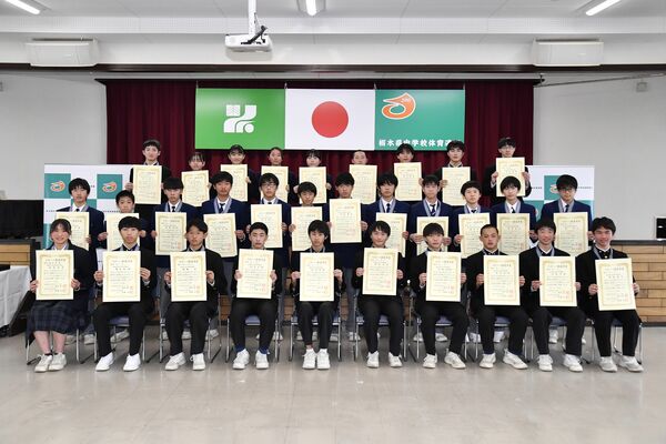 スポーツ最優秀賞を受賞した個人、団体の選手たち＝県教育会館