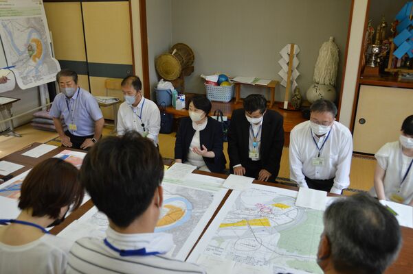 小規模相談会であいさつする川俣市長（奥左から３人目）
