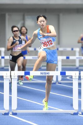 女子４００メートル障害で大会新記録で優勝した鈴木（白鴎足利高）＝カンセキスタジアムとちぎ、鈴木航撮影