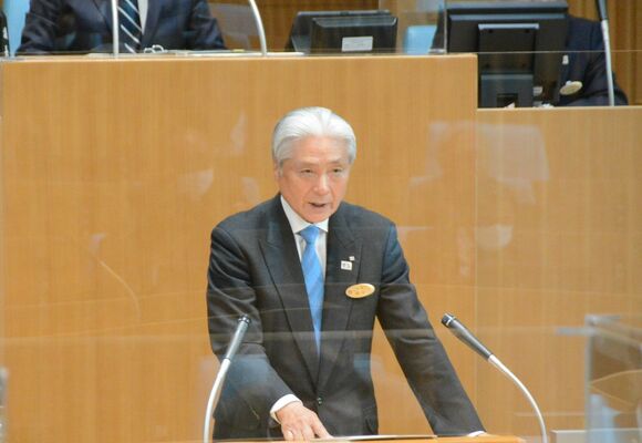 新型コロナの警戒度を１へと引き下げる考えを述べる福田知事＝15日午前、県議会本会議場