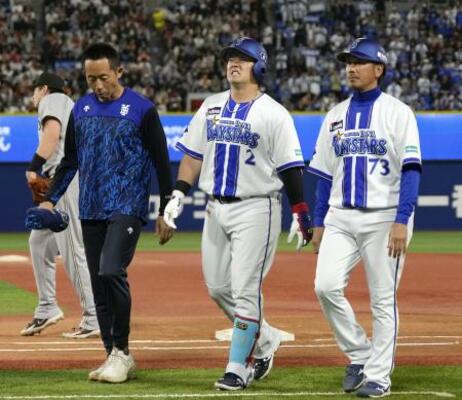 　２４日の巨人戦の三回、内野安打で出塁するが、右脚を痛めベンチに戻るＤｅＮＡ・牧（右から２人目）。負傷交代となる＝横浜