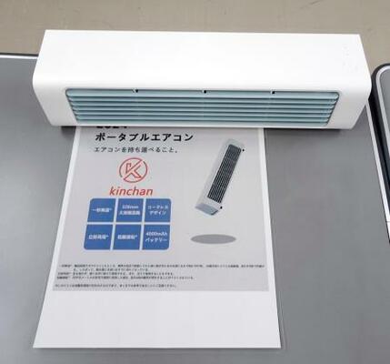 　冷房機能がないのに「エアコン」として販売されている商品＝１１日、東京都港区
