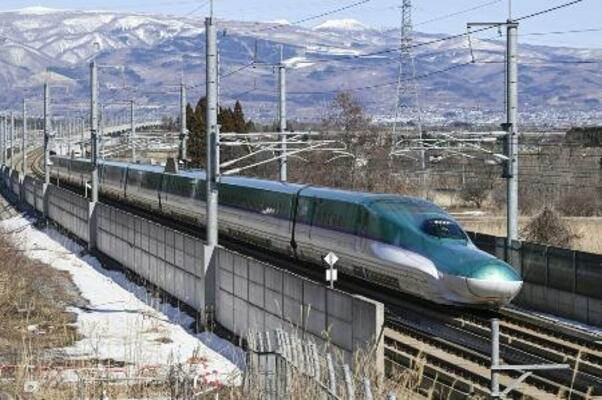 走行する北海道新幹線=3月、北海道北斗市