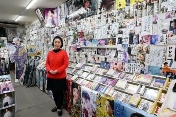 　歌手の色紙がところ狭しと並ぶ「赤羽　美声堂」＝東京都北区