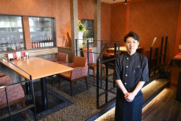 モダンな店内に立つ柏瀬さん