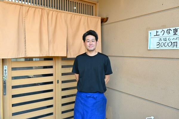 店先に立つ深野さん