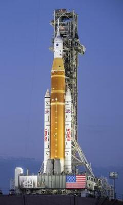 　月へ向かう宇宙船を搭載したロケット＝１月、米フロリダ州のケネディ宇宙センター（ＮＡＳＡ提供・共同）