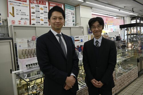 文房具に対する価値観の変化を体感する上野社長（左）と日下田さん