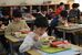 おいしそうに学校給食のしもつかれを食べる児童＝３日、佐野市田沼小